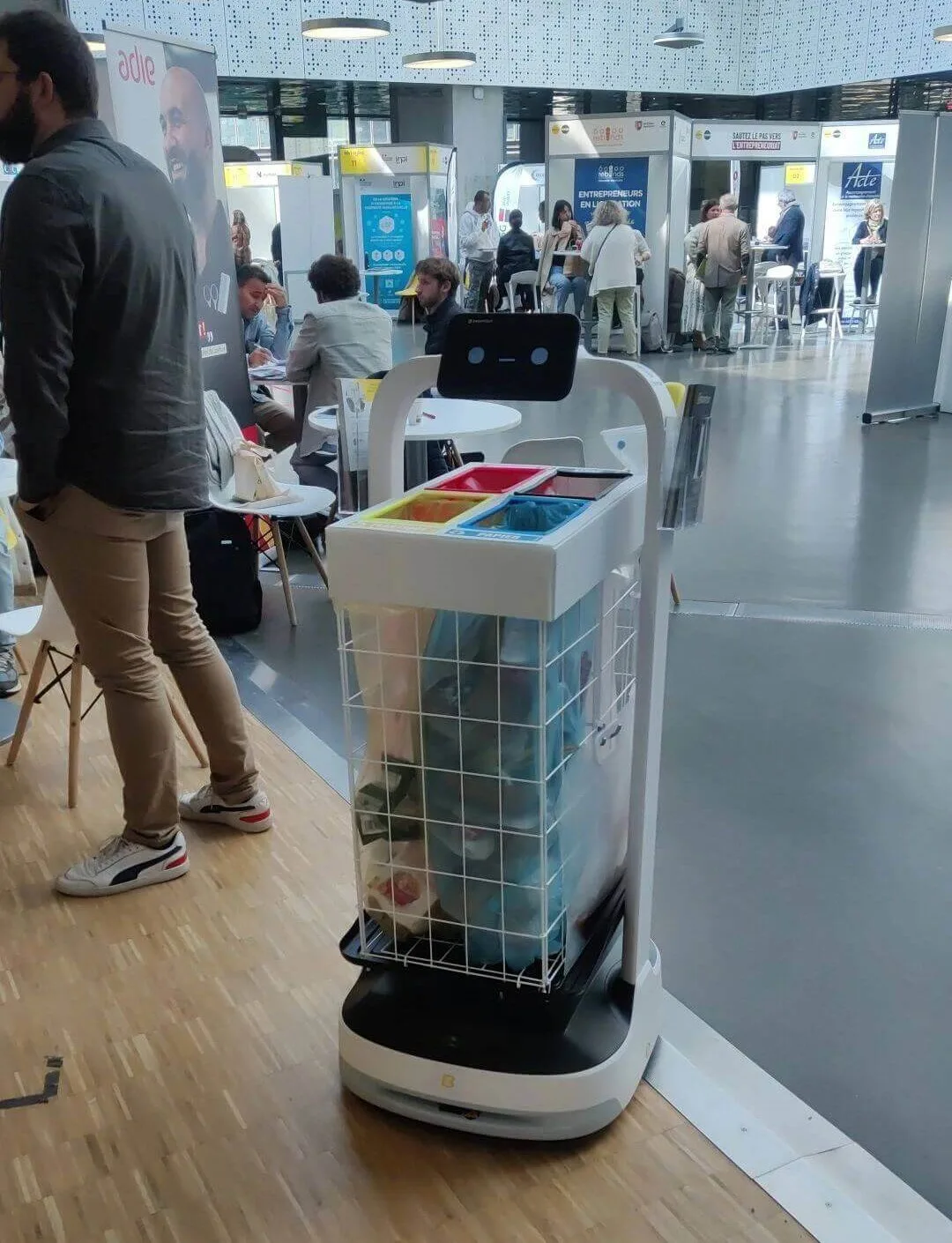 Robot poubelle : découvrez le tribot​