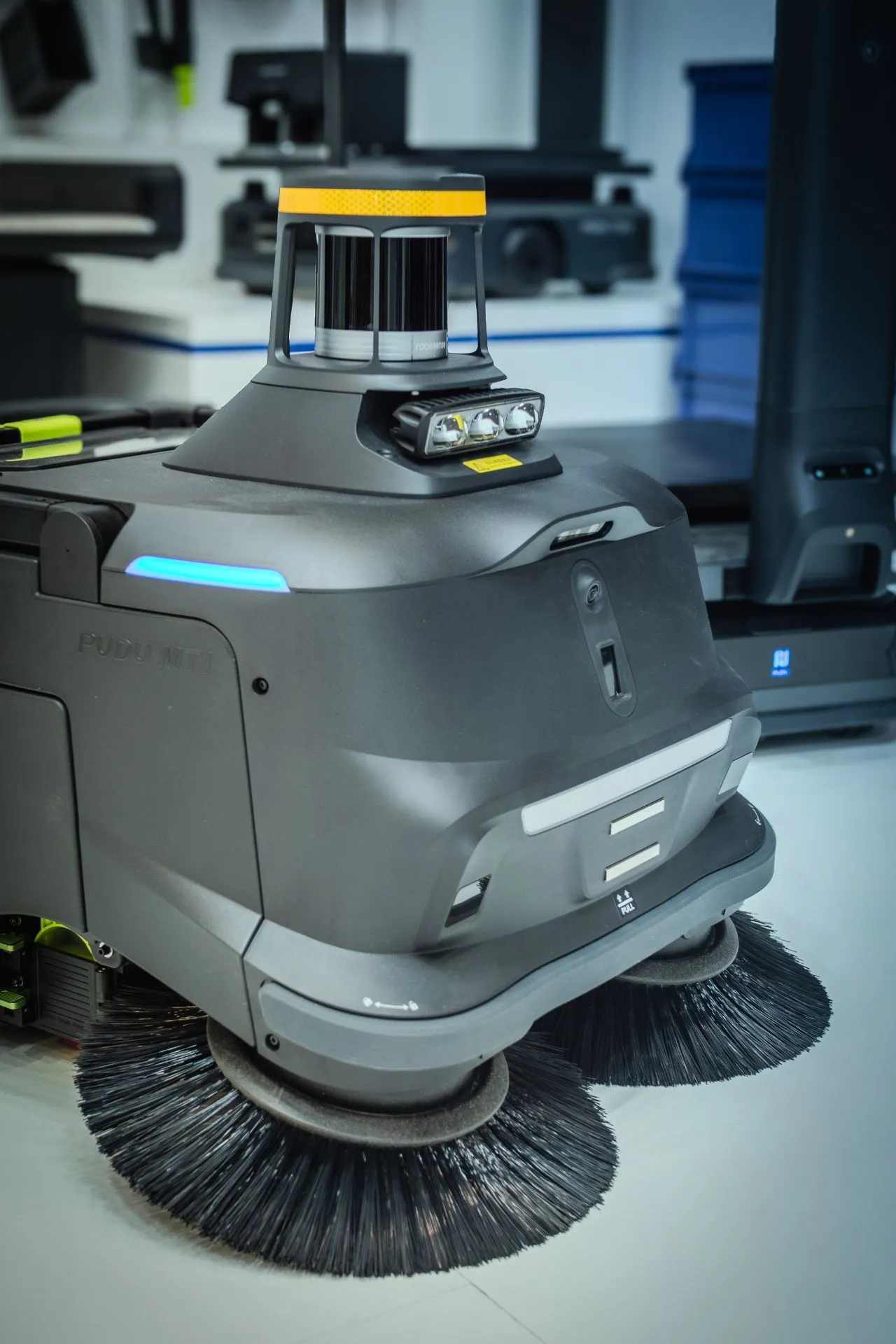 Gros plan sur le robot balayeuse MT1 Max — Global Industrie 2026