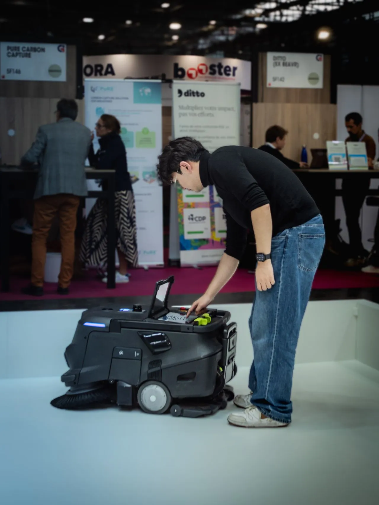 Robot Pudu en démonstration de nettoyage — Global Industrie 2026