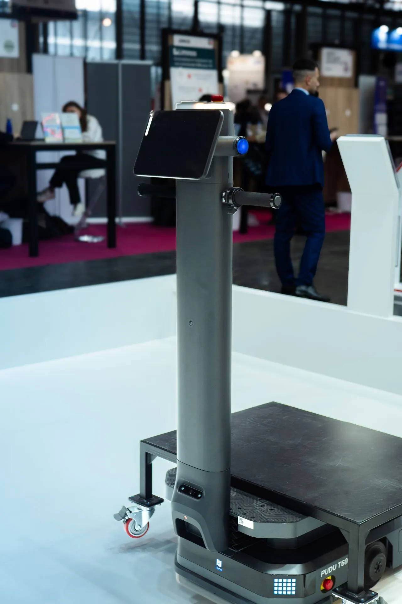 PUDU T300 — robot de transport industriel en démonstration sur piste au salon Global Industrie 2026