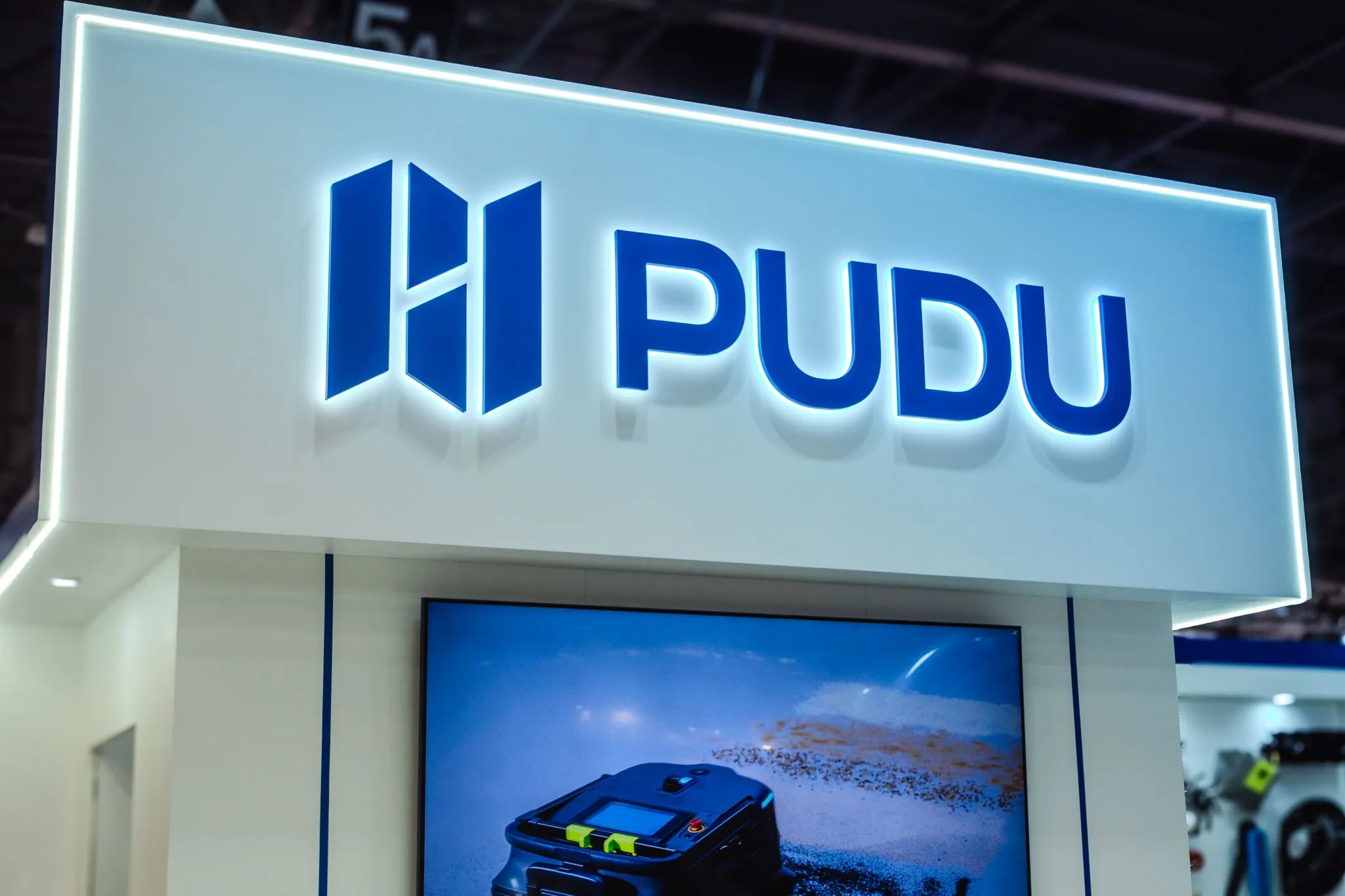 Stand Pudu Robotics avec enseigne et logo — Global Industrie 2026