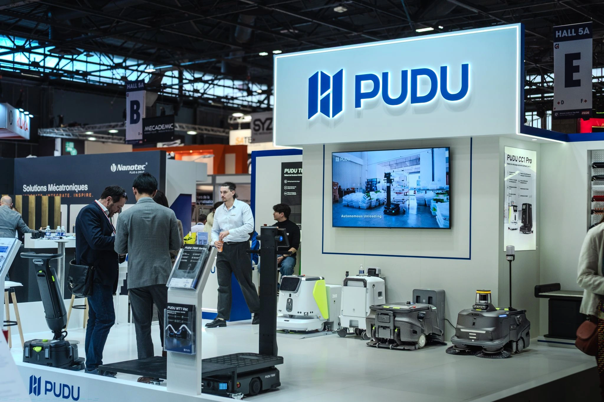 Équipe Jobotto et Pudu Robotics sur le stand robot industriel Global Industrie 2026