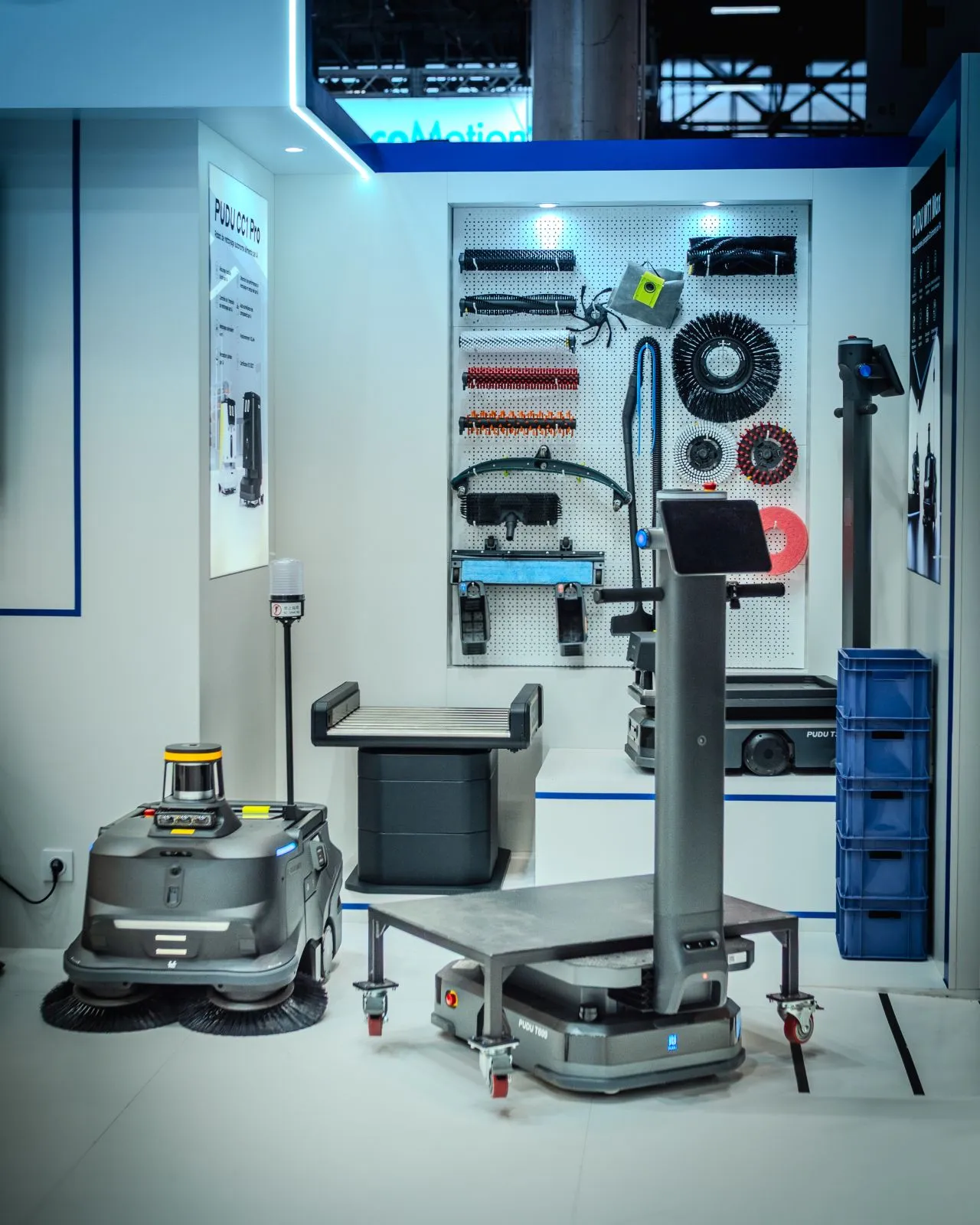 Vue du stand Pudu — Robot industriel T300 et balayeuse MT1 Max au salon Global Industrie 2026